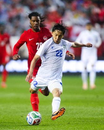 June 1, 2026, Edmonton, Ab, CANADA: Uzbekistan s Abbosbek Fayzullaev (22) is watched by Canada s Jayden Nelson (29) during second half World Cup Friendly soccer action in Edmonton on Monday, June 1, 2026. Canada News - June 1, 2026  - ZUMAc35_ 20260601_zaf_c35_096 Copyright: xCodiexMclachlanx
