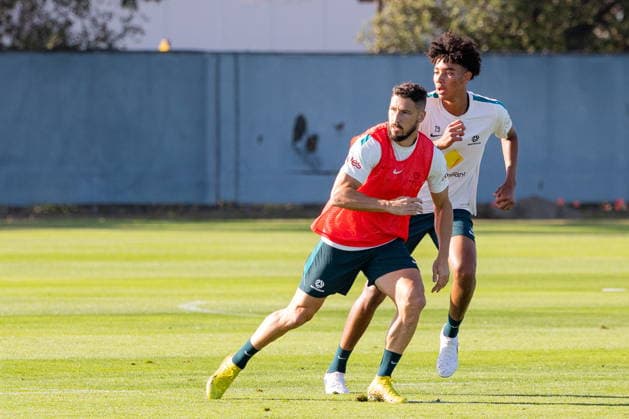 Australian Socceroos squad training session ahead of the 2026 FIFA World Cup, WM, Weltmeisterschaft, Fussball Socceroos players Mathew Leckie and Lucas Herrington (R) during practice at the Socceroos facility at the Oakland Roots Sports Club in Alameda, California, USA, 01 June 2026. Alameda California United States  Copyright: xJASONxHENRYx