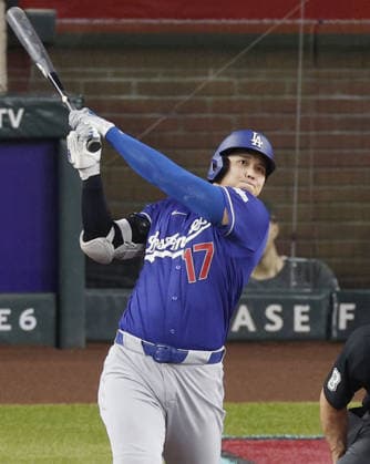 Baseball: Dodgers vs. Diamondbacks Los Angeles Dodgers designated hitter Shohei Ohtani hits a double in the third inning of a baseball game against the Arizona Diamondbacks at Chase Field in Phoenix, Arizona, on June 1, 2026.  A14AA0005617407P