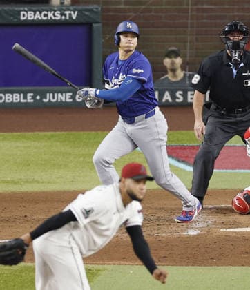 Baseball: Dodgers vs. Diamondbacks Los Angeles Dodgers designated hitter Shohei Ohtani hits a double in the third inning of a baseball game against the Arizona Diamondbacks at Chase Field in Phoenix, Arizona, on June 1, 2026.  A14AA0005617408P