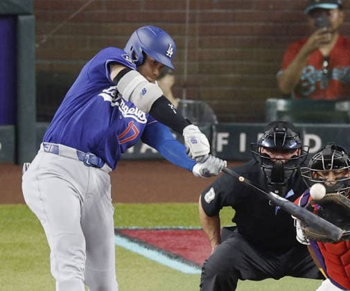 Baseball: Dodgers vs. Diamondbacks Los Angeles Dodgers designated hitter Shohei Ohtani hits a double in the third inning of a baseball game against the Arizona Diamondbacks at Chase Field in Phoenix, Arizona, on June 1, 2026.  A14AA0005617411P