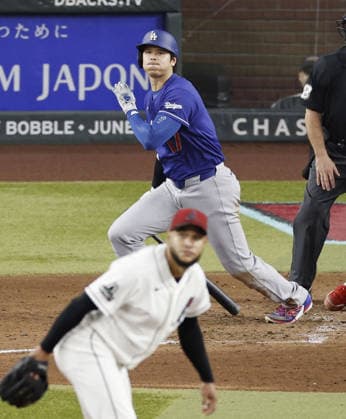 Baseball: Dodgers vs. Diamondbacks Los Angeles Dodgers designated hitter Shohei Ohtani hits a single in the fifth inning of a baseball game against the Arizona Diamondbacks at Chase Field in Phoenix, Arizona, on June 1, 2026.  A14AA0005617414P