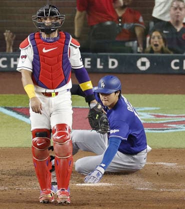 Baseball: Dodgers vs. Diamondbacks Los Angeles Dodgers designated hitter Shohei Ohtani scores as Freddie Freeman grounds out in the third inning of a baseball game against the Arizona Diamondbacks at Chase Field in Phoenix, Arizona, on June 1, 2026.  A14AA0005617421P