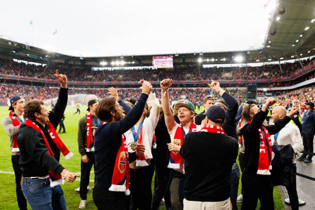 Norway v Sweden, football friendly, Oslo, Norway Oslo, Norway. 01st, June 2026. The Ice hockey, Eishockey players of Norway are praised at the break of the football friendly between Norway and Sweden at Ullevaal Stadion in Oslo. Norway won bronze and their first-ever medal at the 2026 IIHF World Championship, WM, Weltmeisterschaft in Ice hockey. Norway, Ulleval Stadion  Copyright: xGonzalesxPhoto KetilxMartinsenx