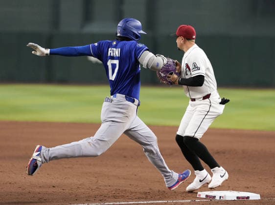 Baseball: Dodgers vs. Diamondbacks Los Angeles Dodgers designated hitter Shohei Ohtani reaches first base after hitting an infield single in the eighth inning of a baseball game against the Arizona Diamondbacks at Chase Field in Phoenix, Arizona, on June 1, 2026.  A14AA0005617434P
