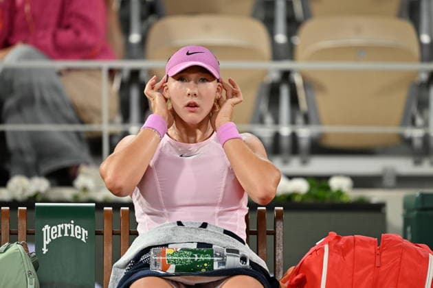 2026 French Open, Roland-Garros - Day 10 PARIS, FRANCE - JUNE 02: Mirra Andreeva rests as competing against Sorana Cirstea (not seen) of Romania during their women s singles quarter-final match on day ten of the French Open (Roland Garros) tennis tournament in Paris, France, on June 02, 2026. Mustafa Yalcin Anadolu Paris France. Editorial use only. Please get in touch for any other usage.  Copyright: x2026xAnadoluxMustafaxYalcinx