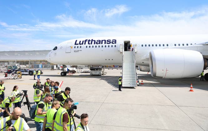 02 06 2026, Football DFB national team, Departure of the German national football team from Frankfurt Airport with Lufthansa plane LH 434 to the 2026 World Cup in the USA to Chicago, v l , Media representatives wait for the arrival of the players in front of the plane DFL DFB REGULATIONS PROHIBIT ANY USE OF PHOTOGRAPHS AS IMAGE SEQUENCES AND OR QUASI VIDEO xdcx Copyright: HMBxMedia Claus