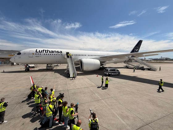 A350-900 Wuppertal der Lufthansa steht zum Einstieg für die Nationalelf bereit - Frankfurt 02.06.2026: Abflug der Deutschen Nationalmannschaft zur WM in die USA *** Lufthansa A350 900 Wuppertal ready for the national team to board Frankfurt 02 06 2026 German national team departing for the World Cup in the USA