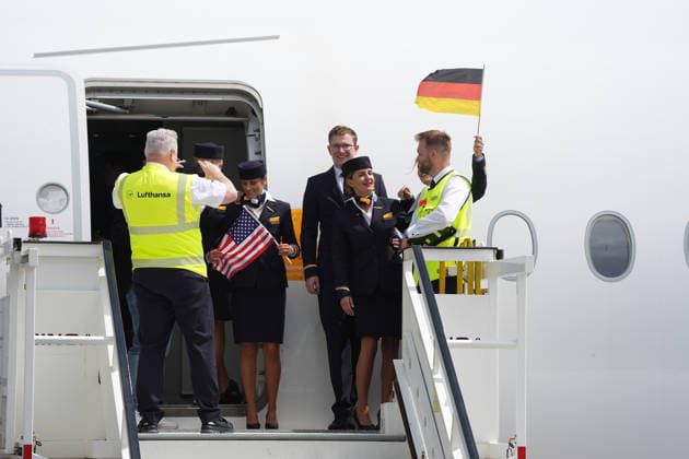 Lufthansa A350 900 Wuppertal and the crew are ready to board for the national team and greet the team on the board sign and wish them good luck for the World Cup Frankfurt 02 06 2026 Departure of the German national team to the World Cup in the USA