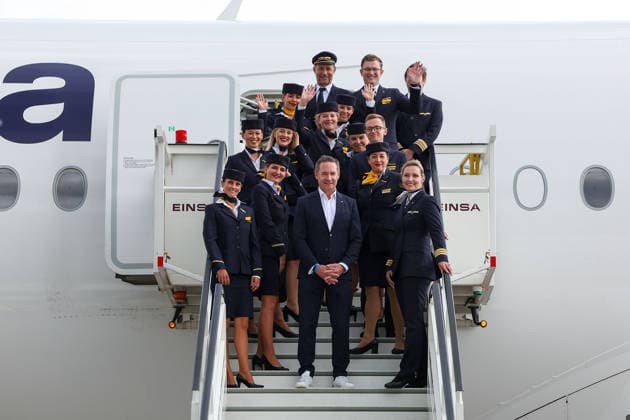 FRANKFURT AM MAIN, GERMANY 02 June 2026 The German mens national team at the official departure to North America at Frankfurt Airport before the start of the 2026 FIFA World Cup The German Football Association DFB and Lufthansa bid farewell to the team on its way to the worlds biggest soccer tournament f l , Jens Ritter CEO Lufthansa Airlines and crew team Copyright: JoaquimxFerreira