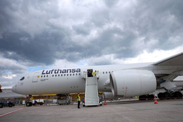 FRANKFURT AM MAIN, GERMANY 02 June 2026 The German mens national team at the official departure to North America at Frankfurt Airport before the start of the 2026 FIFA World Cup The German Football Association DFB and Lufthansa bid farewell to the team on their way to the worlds biggest soccer tournament v l , Dark clouds over the plane, thunderstorm warning Copyright: JoaquimxFerreira
