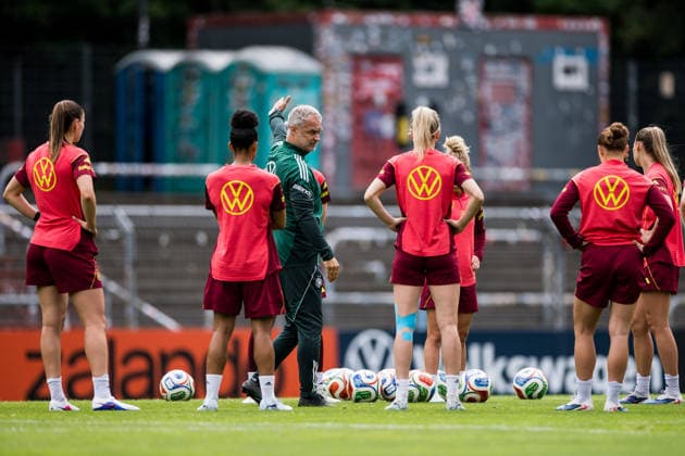 COLOGNE, GERMANY - JUNE 02: Christian Wueck (Wück, Wuck, Head Coach Germany) explaining coaching during a training session prepare for the UEFA European Qualifiers for the FIFA Women™s World Cup 2027 between Germany vs. Norway at Sportpark Hoehenberg on June 02, 2026 in Mainz, Germany. North Rhine Westphalia Germany Copyright: xSteffiexWunderlx