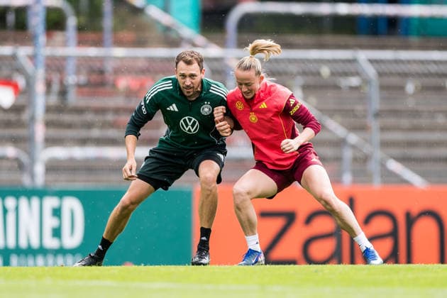 COLOGNE, GERMANY - JUNE 02: Julius Balsmeier (Athletics Coach Germany) and Lea Schueller (Schüller, Schuller, Germany, 11) leaning against each other during a training session prepare for the UEFA European Qualifiers for the FIFA Women™s World Cup 2027 between Germany vs. Norway at Sportpark Hoehenberg on June 02, 2026 in Mainz, Germany. North Rhine Westphalia Germany Copyright: xSteffiexWunderlx