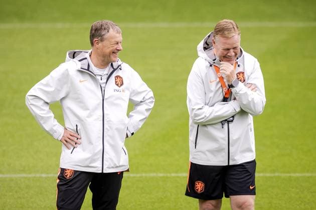 ZEIST - Assistant Erwin Koeman and National Coach Ronald Koeman during the training of the Dutch national team, Nationalteam in Zeist, the Netherlands, 2 May 2026. The players were preparing for the friendly match against Algeria. ROBIN VAN LONKHUIJSEN ANP xVIxANPxSportx xxANPxIVx 559902339 originalFilename: 559902339.jpg