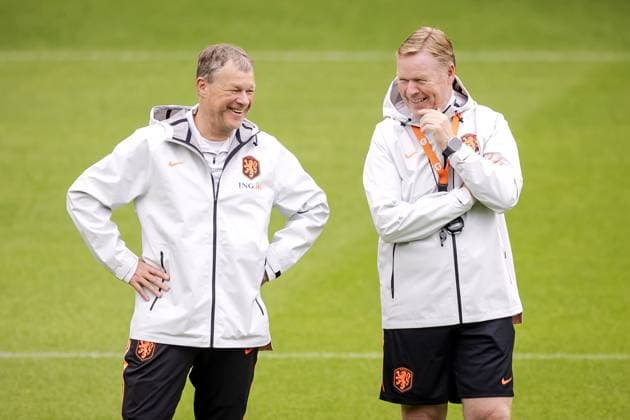 ZEIST - Assistant Erwin Koeman and National Coach Ronald Koeman during the training of the Dutch national team, Nationalteam in Zeist, the Netherlands, 2 May 2026. The players were preparing for the friendly match against Algeria. ROBIN VAN LONKHUIJSEN ANP xVIxANPxSportx xxANPxIVx 559902404 originalFilename: 559902404.jpg