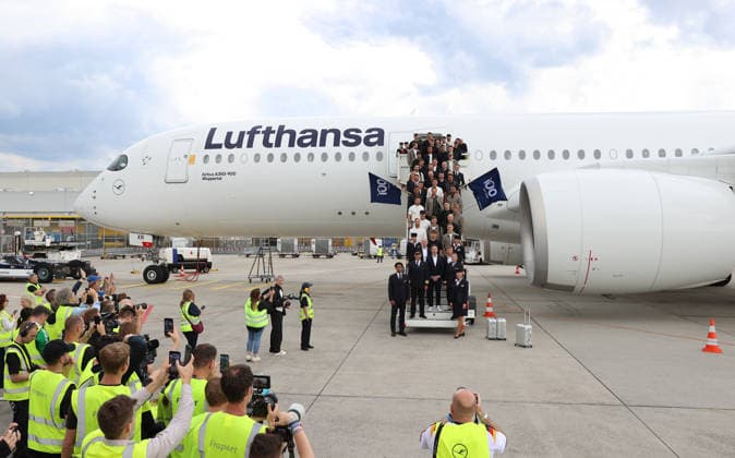 02 06 2026, Football DFB national team, Departure of the German national football team from Frankfurt Airport with Lufthansa plane LH 434 to the 2026 World Cup in the USA to Chicago, v l , Team photo in front of the plane DFL DFB REGULATIONS PROHIBIT ANY USE OF PHOTOGRAPHS AS IMAGE SEQUENCES AND OR QUASI VIDEO xdcx Copyright: HMBxMedia Claus