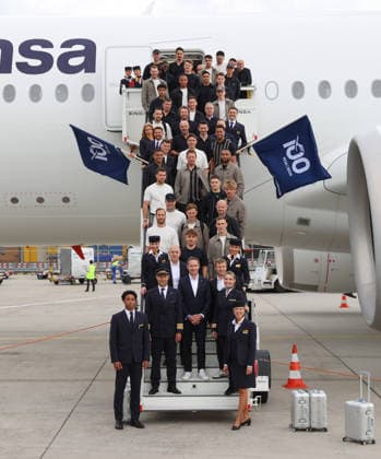 02 06 2026, Football DFB national team, Departure of the German national football team from Frankfurt Airport with Lufthansa plane LH 434 to the 2026 World Cup in the USA to Chicago, v l , Team photo in front of the plane DFL DFB REGULATIONS PROHIBIT ANY USE OF PHOTOGRAPHS AS IMAGE SEQUENCES AND OR QUASI VIDEO xdcx Copyright: HMBxMedia Claus