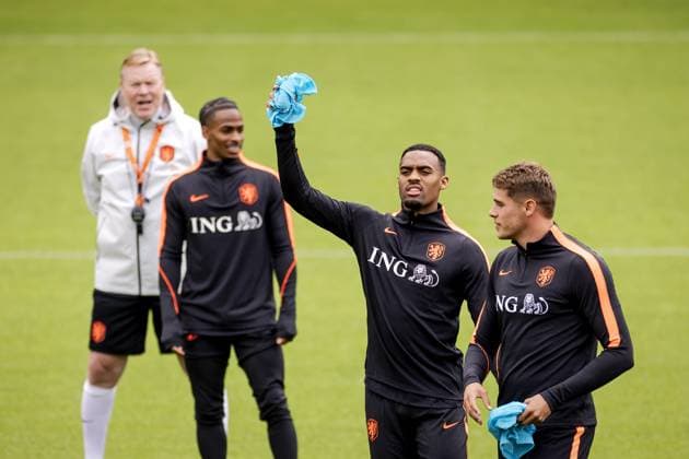 ZEIST - National coach Ronald Koeman, Crysencio Summerville, Ryan Gravenberch, and Micky van de Ven during the training of the Dutch national team, Nationalteam in Zeist, the Netherlands, May 2, 2026. The players were preparing for the friendly match against Algeria. ROBIN VAN LONKHUIJSEN ANP xVIxANPxSportx xxANPxIVx 559904887 originalFilename: 559904887.jpg