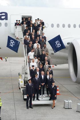 Lufthansa A350 900 is ready for the national team to board and the German national team lines up for the obligatory photo with the crew Frankfurt 02 06 2026 Departure of the German national team to the World Cup in the USA