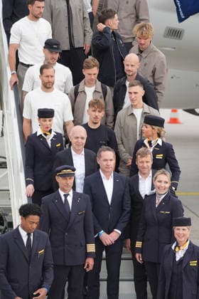 Team lines up for the obligatory farewell photo with the Lufthansa crew Frankfurt 02 06 2026 Departure of the German national team for the World Cup in the USA