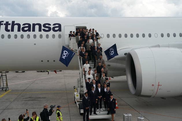 Lufthansa A350 900 is ready for the national team to board and the German national team lines up for the obligatory photo with the crew Frankfurt 02 06 2026 Departure of the German national team to the World Cup in the USA