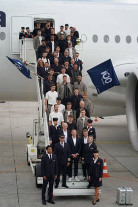 Lufthansa A350 900 is ready for the national team to board and the German national team lines up for the obligatory photo with the crew Frankfurt 02 06 2026 Departure of the German national team to the World Cup in the USA