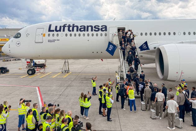 Lufthansa A350 900 is ready for the national team to board and the German national team lines up for the obligatory photo with the crew Frankfurt 02 06 2026 Departure of the German national team to the World Cup in the USA