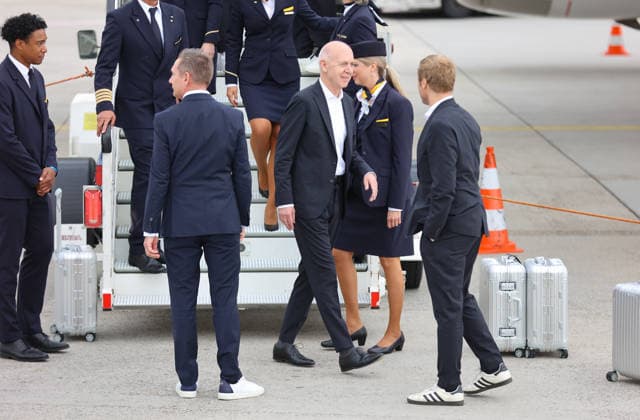 02 06 2026, Football DFB National Team, Departure of the German National Football Team from Frankfurt Airport with Lufthansa plane LH 434 to the 2026 World Cup in the USA to Chicago, v l , DFB President Bernd Neudendorf DFL DFB REGULATIONS PROHIBIT ANY USE OF PHOTOGRAPHS AS IMAGE SEQUENCES AND OR QUASI VIDEO xdcx Copyright: HMBxMedia Claus