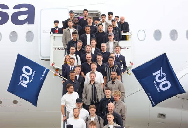 02 06 2026, Football DFB national team, Departure of the German national football team from Frankfurt Airport with Lufthansa plane LH 434 to the 2026 World Cup in the USA to Chicago, v l , Team photo in front of the plane DFL DFB REGULATIONS PROHIBIT ANY USE OF PHOTOGRAPHS AS IMAGE SEQUENCES AND OR QUASI VIDEO xdcx Copyright: HMBxMedia Claus