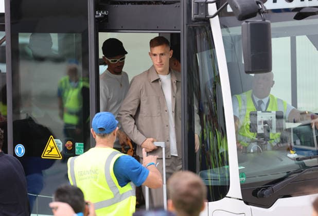 02 06 2026, Soccer DFB National Team, Departure of the German National Soccer Team from Frankfurt Airport with Lufthansa plane LH 434 to the 2026 World Cup in the USA to Chicago, v l , Nico Schlotterbeck German National Soccer Team, DFB DFL DFB REGULATIONS PROHIBIT ANY USE OF PHOTOGRAPHS AS IMAGE SEQUENCES AND OR QUASI VIDEO xdcx Copyright: HMBxMedia Claus