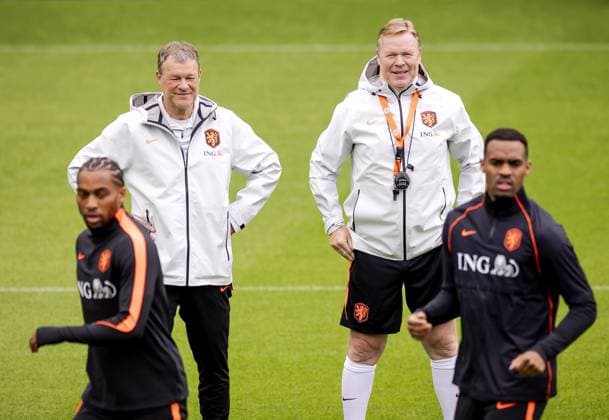 ZEIST - Assistant Erwin Koeman and National Coach Ronald Koeman during the training of the Dutch national team, Nationalteam in Zeist, the Netherlands, 2 May 2026. The players were preparing for the friendly match against Algeria. ROBIN VAN LONKHUIJSEN ANP xVIxANPxSportx xxANPxIVx 559905793 originalFilename: 559905793.jpg