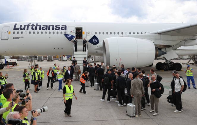 02 06 2026, Football DFB national team, Departure of the German national football team from Frankfurt Airport with Lufthansa plane LH 434 to the 2026 World Cup in the USA to Chicago, v l , The national team on the way to the plane DFL DFB REGULATIONS PROHIBIT ANY USE OF PHOTOGRAPHS AS IMAGE SEQUENCES AND OR QUASI VIDEO xdcx Copyright: HMBxMedia Claus