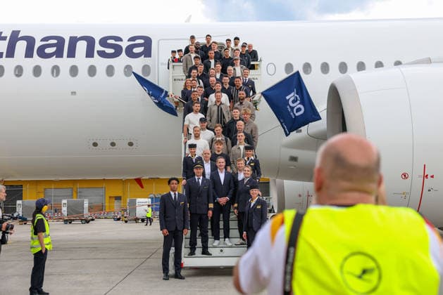 FRANKFURT AM MAIN, GERMANY 02 June 2026 The German mens national team at the official departure to North America at Frankfurt Airport before the start of the FIFA World Cup 2026 The German Football Association DFB and Lufthansa bid farewell to the team on their way to the worlds biggest soccer tournament f l , Jens Ritter CEO Lufthansa Airlines and the German national team, group photo Copyright: JoaquimxFerreira