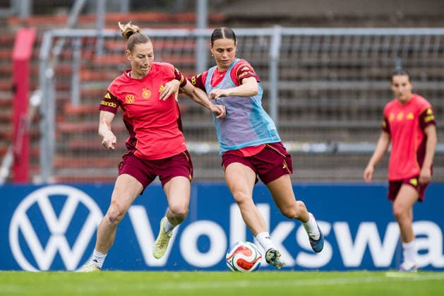 COLOGNE, GERMANY - JUNE 02: Sarai Linder (Germany, 2) and Klara Buehl (Bühl, Buhl, Germany, 19) battle for the ball during a training session prepare for the UEFA European Qualifiers for the FIFA Women™s World Cup 2027 between Germany vs. Norway at Sportpark Hoehenberg on June 02, 2026 in Cologne, Germany. North Rhine Westphalia Germany Copyright: xSteffiexWunderlx