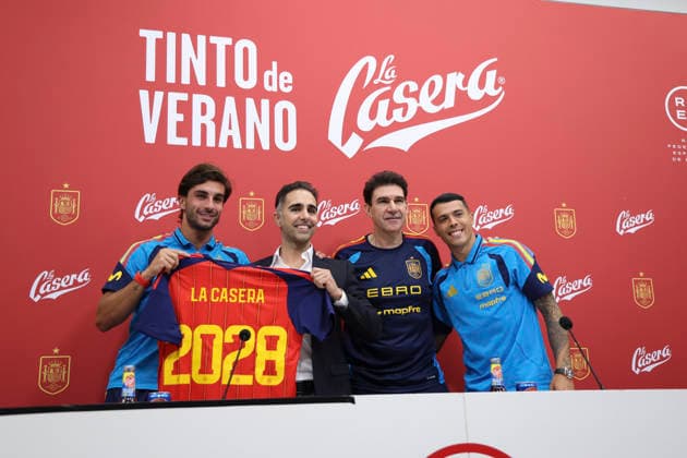 June 2, 2026, Las Rozas, Madrid, Spain: Ferran Torres, Mario Garcia Leon, Marketing Director at Suntory Beverages & Food Iberia, Aitor Karanka and Pedro Porro pose attends the press conference, PK, Pressekonferenz of presentation of new sponsors for Spain Team ahead the FIFA World Cup, WM, Weltmeisterschaft, Fussball 2026 at Ciudad del Futbol on June 02, 2026 in Las Rozas, Madrid, Spain. Las Rozas Spain - ZUMAa181 20260602_zaa_a181_049 Copyright: xIrinaxR.xHipolitox