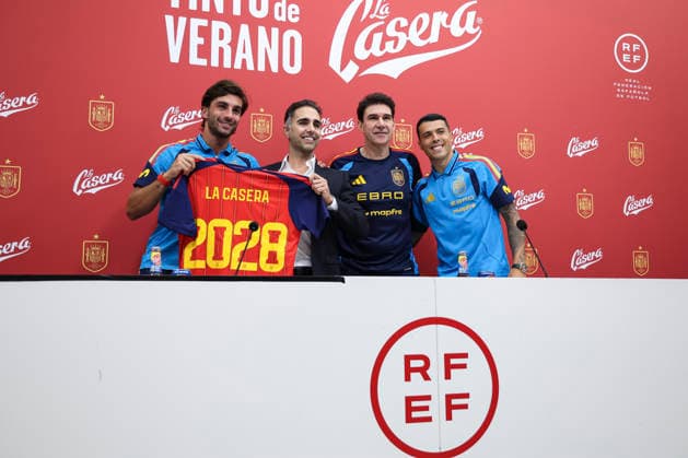 June 2, 2026, Las Rozas, Madrid, Spain: Ferran Torres, Mario Garcia Leon, Marketing Director at Suntory Beverages & Food Iberia, Aitor Karanka and Pedro Porro pose attends the press conference, PK, Pressekonferenz of presentation of new sponsors for Spain Team ahead the FIFA World Cup, WM, Weltmeisterschaft, Fussball 2026 at Ciudad del Futbol on June 02, 2026 in Las Rozas, Madrid, Spain. Las Rozas Spain - ZUMAa181 20260602_zaa_a181_060 Copyright: xIrinaxR.xHipolitox