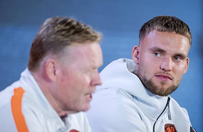 ZEIST - National coach Ronald Koeman and goalkeeper Bart Verbruggen of the Dutch national team, Nationalteam speak to the press in Zeist, the Netherlands, May 2, 2026. Oranje was preparing for the friendly match against Algeria. ROBIN VAN LONKHUIJSEN ANP xVIxANPxSportx xxANPxIVx 559908595 originalFilename: 559908595.jpg