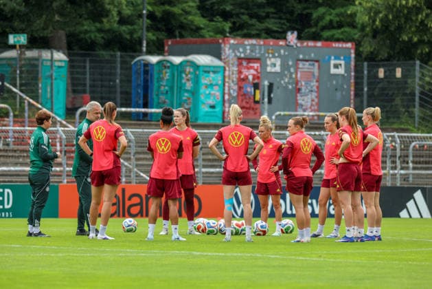 Cologne, Germany 02 06 2026 Training of the DFB womens international match Germany vs Norway for World Cup qualification 2027 In the picture The players of the German national womens soccer team in the team circle Copyright: HMBxMedia MadeleinexFantini