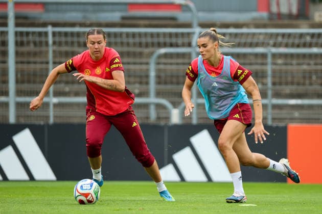 Cologne, Germany 02 06 2026 Training of the DFB women preparation international match Germany vs Norway for World Cup qualification 2027 In the picture from left Larissa Mühlhaus Muehlhaus Germany and Selina Cerci Germany Copyright: HMBxMedia MadeleinexFantini