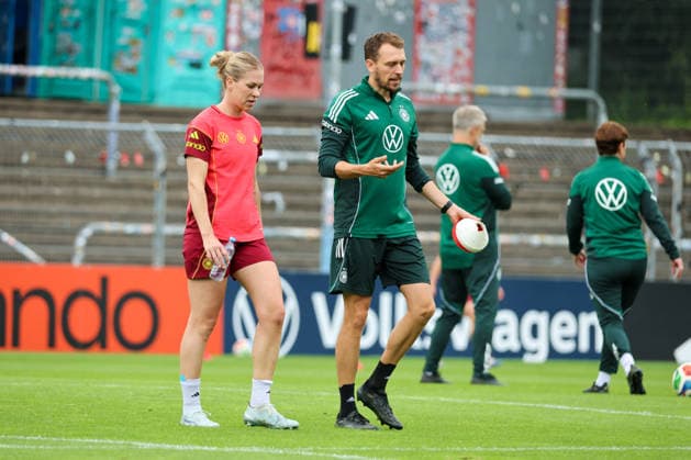 Cologne, Germany 02 06 2026 Training of the DFB Women preparation international match Germany vs Norway for World Cup qualification 2027 In the picture from left Rebecca Knaak Germany and athletics coach Julius Balsmeier Germany Copyright: HMBxMedia MadeleinexFantini