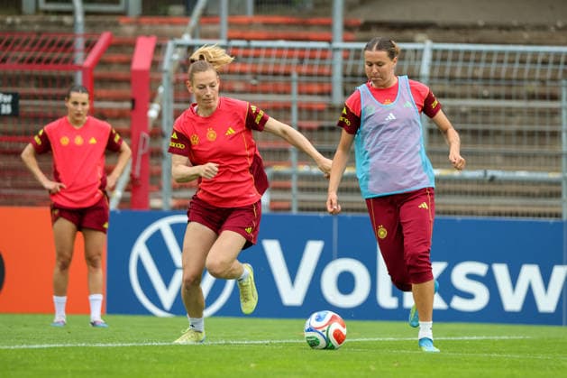 Cologne, Germany 02 06 2026 Training of the DFB women preparation international match Germany vs Norway for World Cup qualification 2027 In the picture from left Sarai Linder Germany and Larissa Mühlhaus Muehlhaus Germany Copyright: HMBxMedia MadeleinexFantini