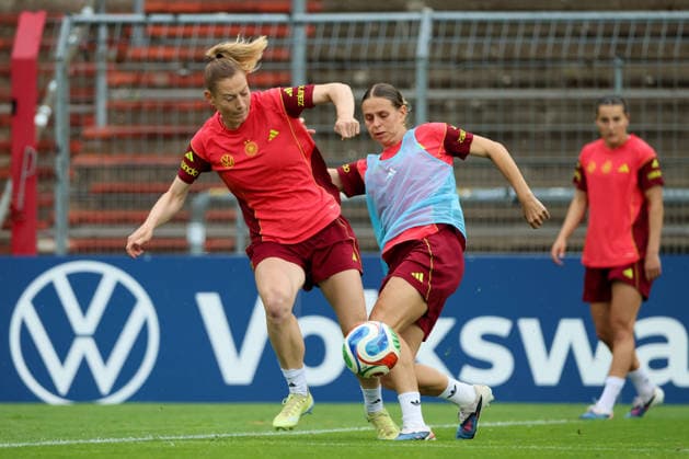 Cologne, Germany 02 06 2026 Training of the DFB women preparation international match Germany vs Norway for World Cup qualification 2027 In the picture from left in duel Sarai Linder Germany and Klara Bühl Buehl Germany Copyright: HMBxMedia MadeleinexFantini