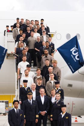 02 06 2026, Sport, Frankfurt am Main, Departure of the national soccer team at Frankfurt Airport Team photo on the escalator of the plane Copyright: xJamesxZabelx