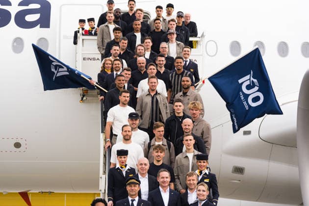 02.06.2026, Frankfurt am Main, Abflug der Fußballnationalmannschaft am Flughafen Frankfurt Mannschaftsfoto auf der Rolltreppe des Flugzeugs *** 02 06 2026, Sport, Frankfurt am Main, Departure of the national soccer team at Frankfurt Airport Team photo on the escalator of the plane Copyright: xJamesxZabelx