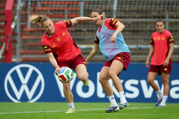Cologne, Germany 02 06 2026 Training of the DFB women preparation international match Germany vs Norway for World Cup qualification 2027 In the picture from left in duel Sarai Linder Germany and Klara Bühl Buehl Germany Copyright: HMBxMedia MadeleinexFantini