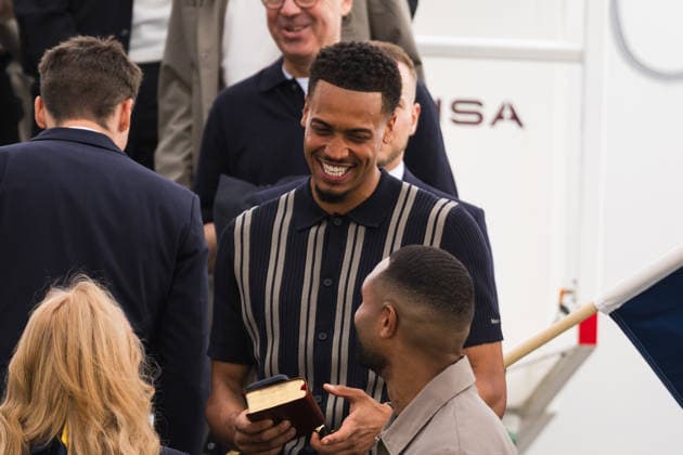 02 06 2026, Sport, Frankfurt am Main, Departure of the national soccer team at Frankfurt Airport Felix Nmecha with Bible on the stairs into the plane Copyright: xJamesxZabelx