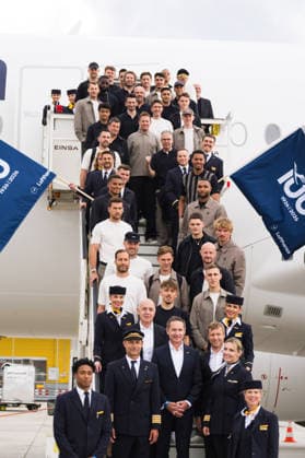 02 06 2026, Sport, Frankfurt am Main, Departure of the national soccer team at Frankfurt Airport Team photo on the escalator of the plane Copyright: xJamesxZabelx