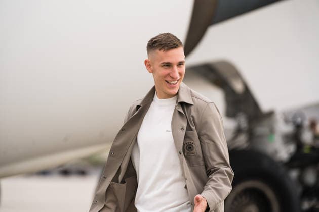 02 06 2026, Sport, Frankfurt am Main, Departure of the national soccer team at Frankfurt Airport Nico Schlotterbeck in a good mood with a smile on the way to the plane Copyright: xJamesxZabelx