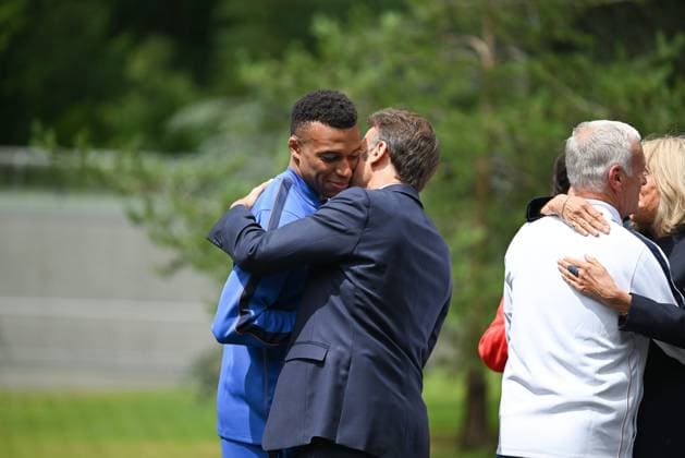 French President Emmanuel Macron Visits National Football Centre Ahead of 2026 FIFA World Cup, WM, Weltmeisterschaft, Fussball Kylian Mbappe and Emmanuel Macron French President Emmanuel Macron and First Lady Brigitte Macron visit the National Football Centre in Clairefontaine, near Paris, on June 2, 2026. Ahead of the 2026 FIFA World Cup, the President met players and coaching staff of the France men’s national football team to express his support. He also met members of the France women’s national team, Nationalteam as they prepared for upcoming FIFA Women’s World Cup 2027 qualifying matches. ACCORSINIJEANNE_accorsini0873 Credit:Jeanne Accorsini SIPA 2606021451 CLAIREFONTAINE France  Copyright: xJeannexAccorsini SIPA MAXPPPxJeannexAccorsini SIPAx PAR26060205 PAR26060205