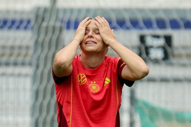 Cologne, Germany 02 06 2026 Training of the DFB women preparation international match Germany vs Norway for World Cup qualification 2027 In the picture Klara Bühl Buehl Germany beats hands over head together Copyright: HMBxMedia MadeleinexFantini